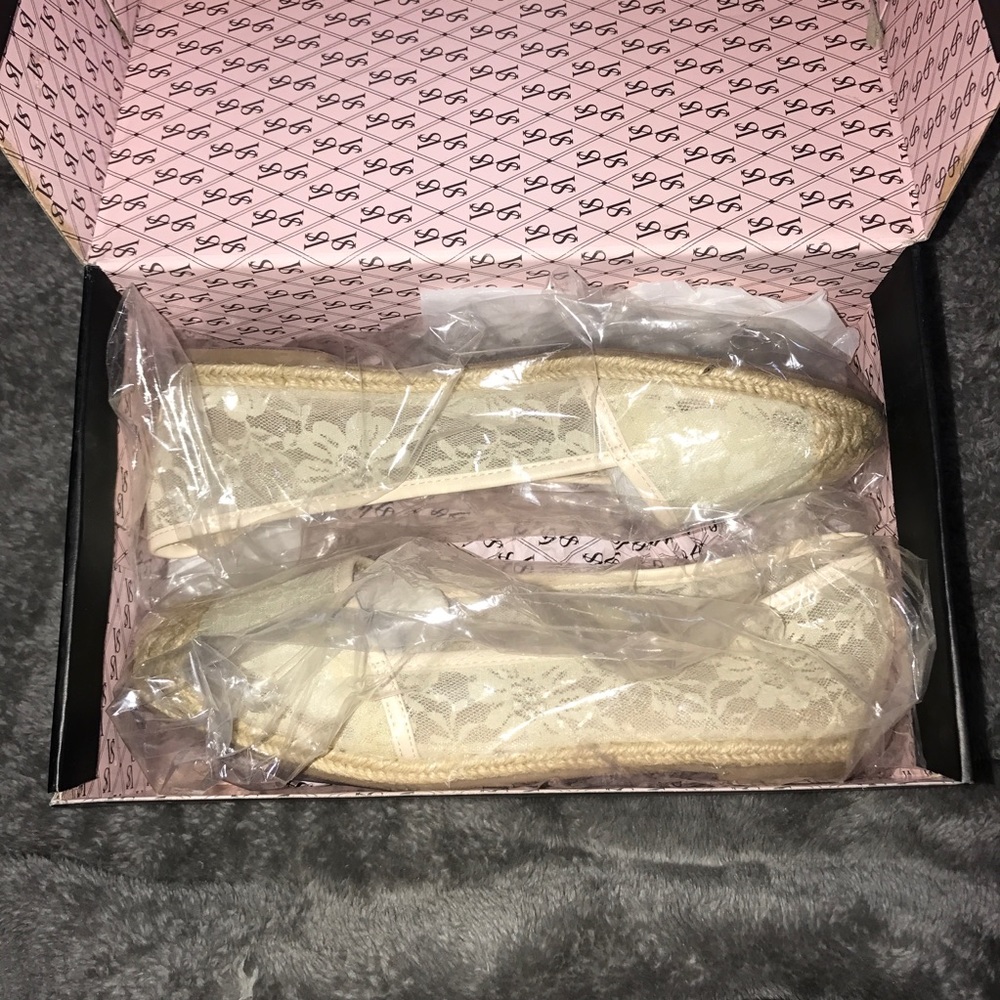 Never Worn Victoria's Secret flats  8.5